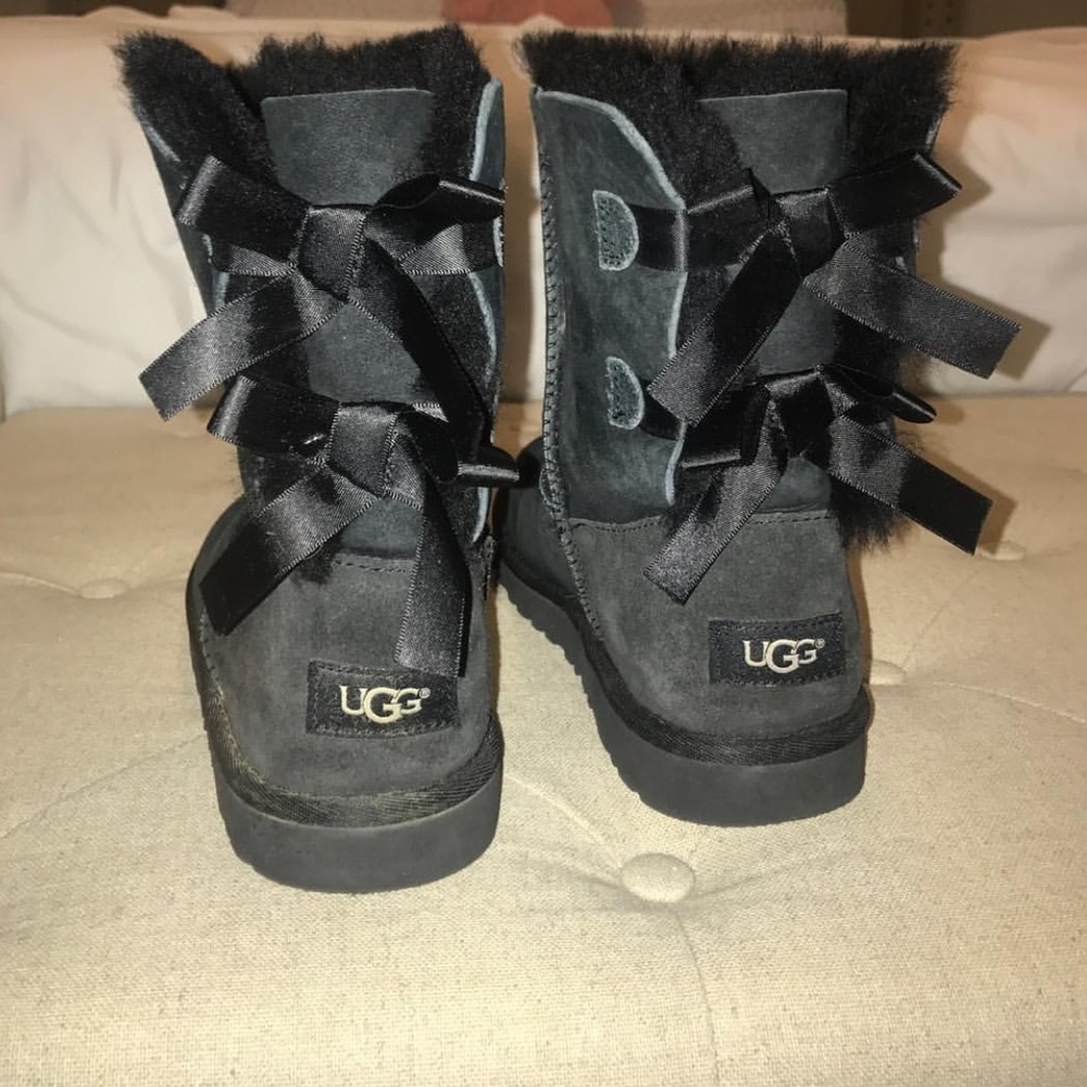 Black bailey bow uggs